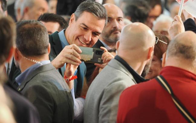 Sánchez se fotografía con un grupo de simpatizantes socialistas durante el acto de campaña del PSOE celebrado este domingo en Valladolid.