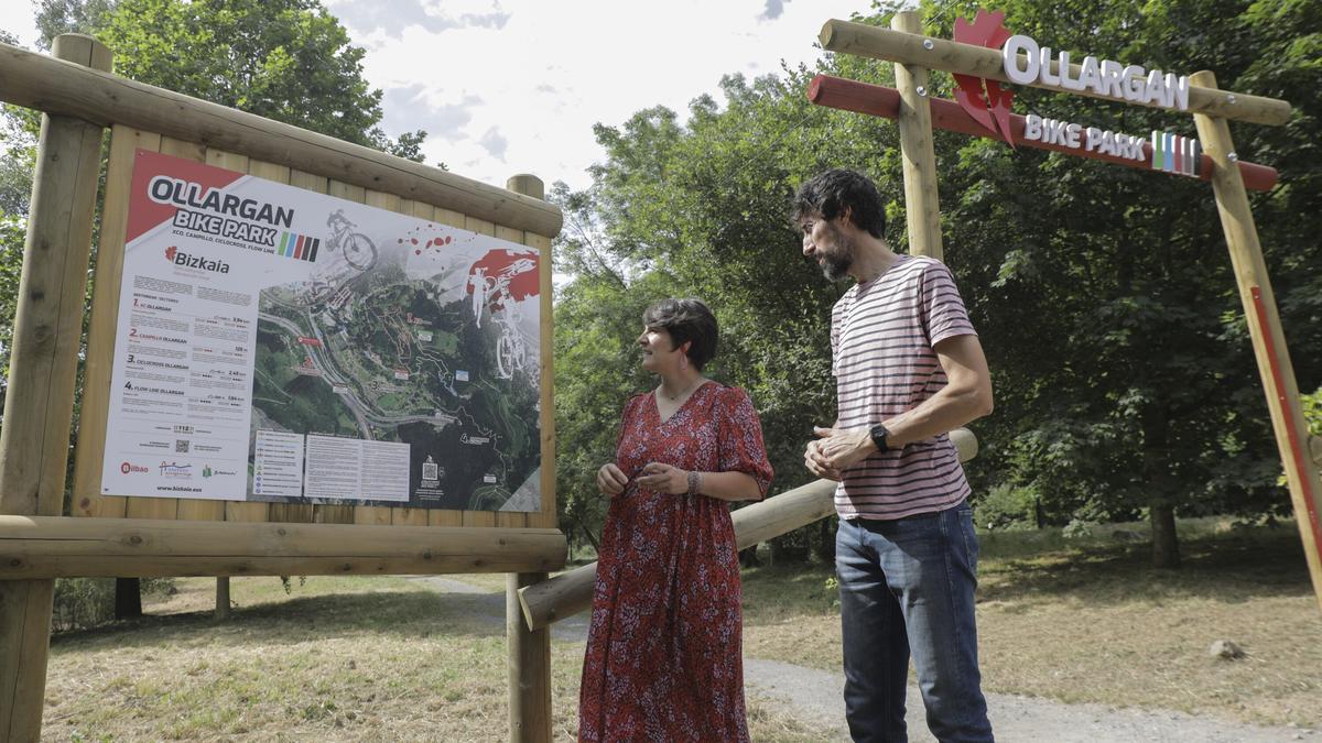 La diputada foral de Medio ambiente y el presidente de la Federación Bizkaina de Cliclismo en la entrada del Bike Park