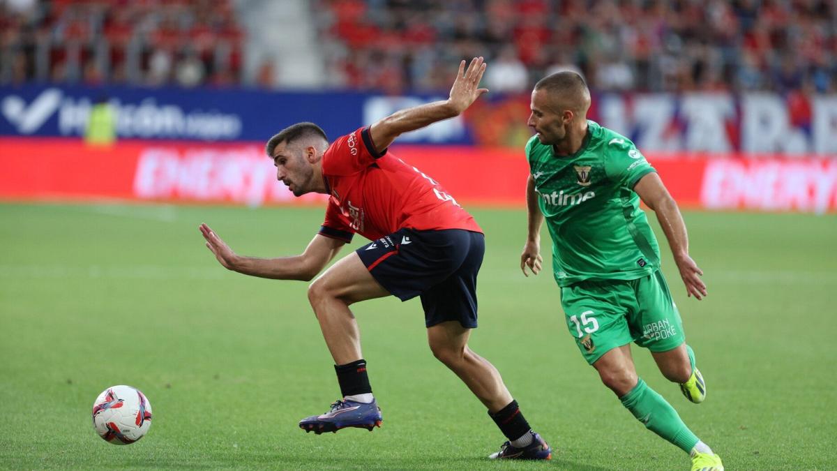 Jesús Areso pugna por el cuero en el choque de la primera vuelta jugado contra el Leganés en El Sadar. / UNAI BEROIZ 
