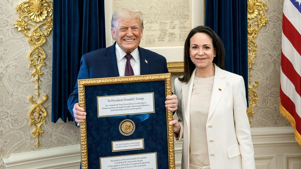 Trump posa con Machado el pasado enero tras cederle esta la medalla del Nobel de la Paz que recibió