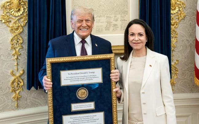Trump posa con Machado el pasado enero tras cederle esta la medalla del Nobel de la Paz que recibió