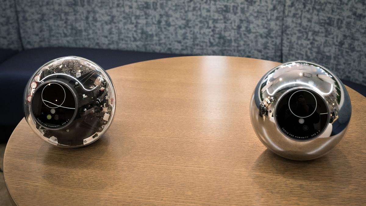 Dos Orbes de la empresa Worldcoin para el escaneo de los iris.