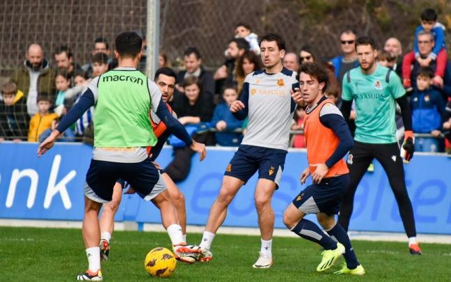 Odriozola, junto a varios compañeros durante un entrenamiento. / ARNAITZ RUBIO