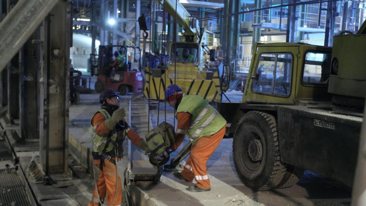 Labores de construccion del horno de vidrio flotado de Guardia en Llodio, uno de los mas punteros del mundo en su momento, en el que se invirtieron 40 millones de euros en 2011