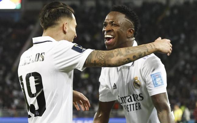 Vinicius celebra con Ceballos uno de sus goles. Vinicius celebra con Ceballos uno de sus goles.