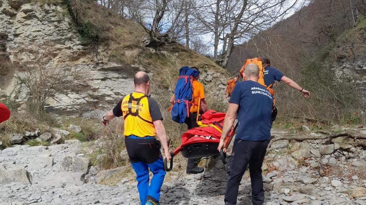 Bomberos de Araba en un rescate en el Nacedero del Nervión