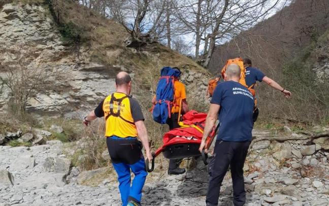 Bomberos de Araba en un rescate en el Nacedero del Nervión Bomberos de Araba en un rescate en el Nacedero del Nervión