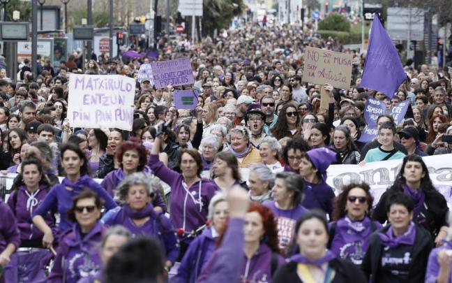 Miles de mujeres salieron el año pasado a la calle para hacer frente a los bulos ya los discursos de odio en redes sociales.