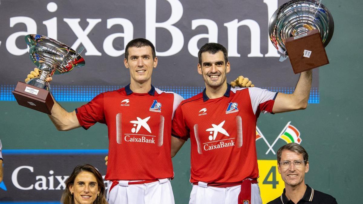 Rezusta y Ezkurdia posan con los trofeos de campeones del Torneo de San Mateo.