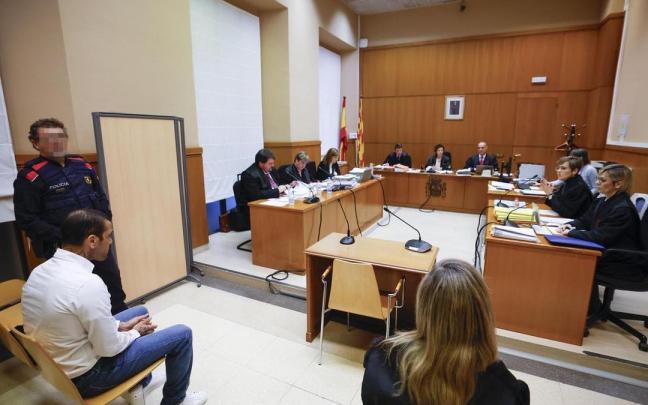 Dani Alves sentado en el banquillo de los acusados momentos después de que arrancara el juicio.