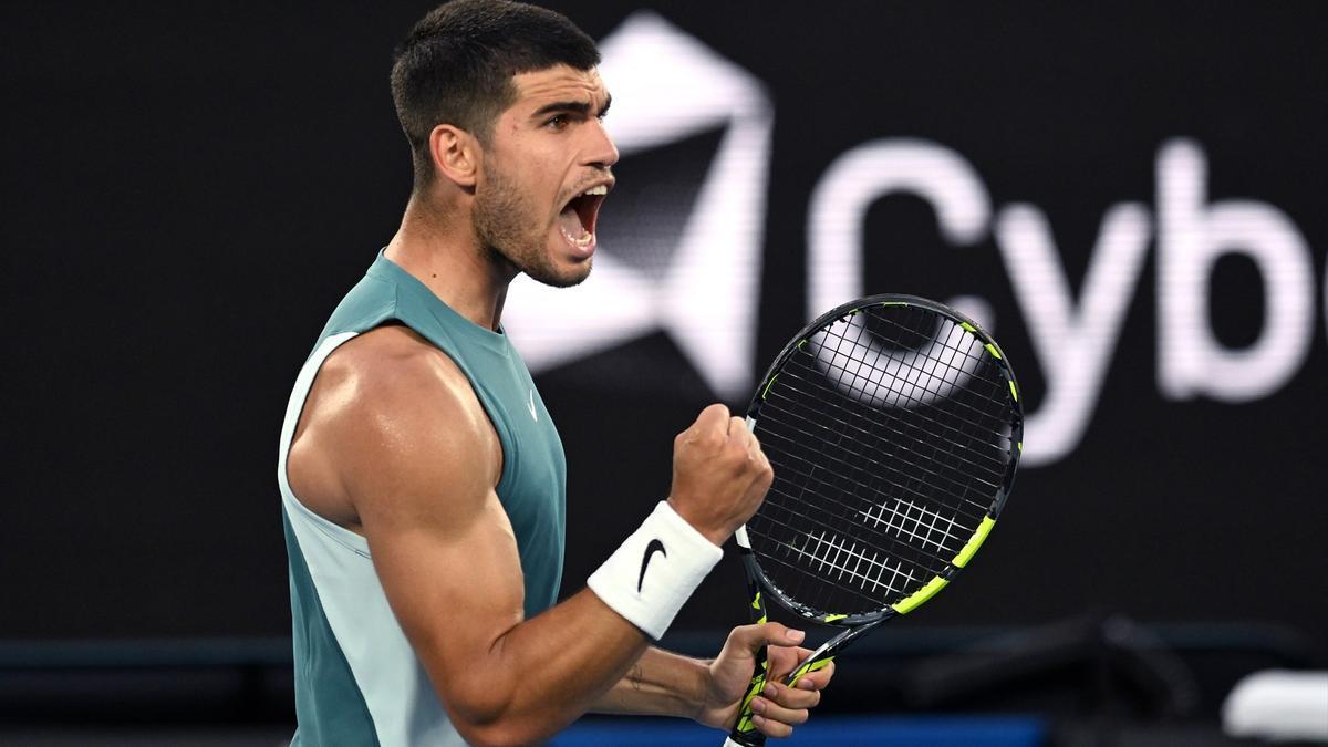 Alcaraz celebra su pase a segunda ronda en el Open de Australia.