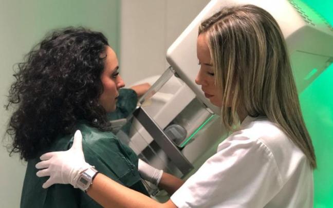 Una mujer se realiza una prueba para la detección del cáncer de mama.