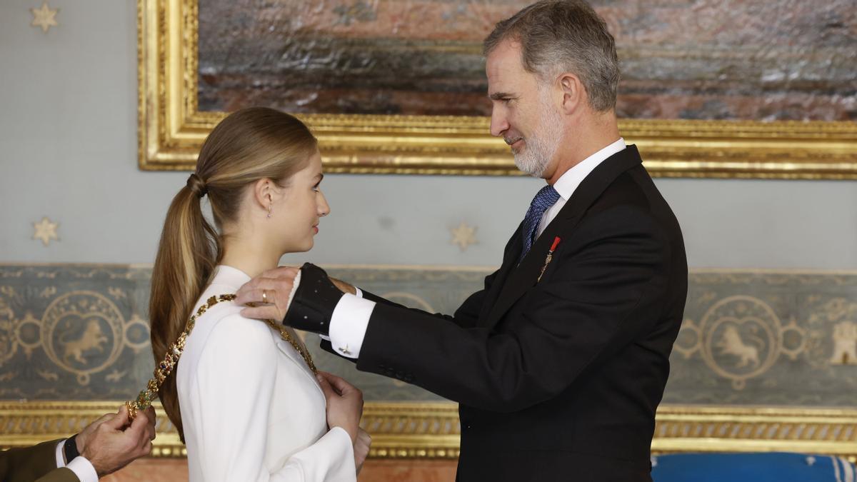 Felipe VI impone a Leonor el Collar de la Orden de Carlos III.