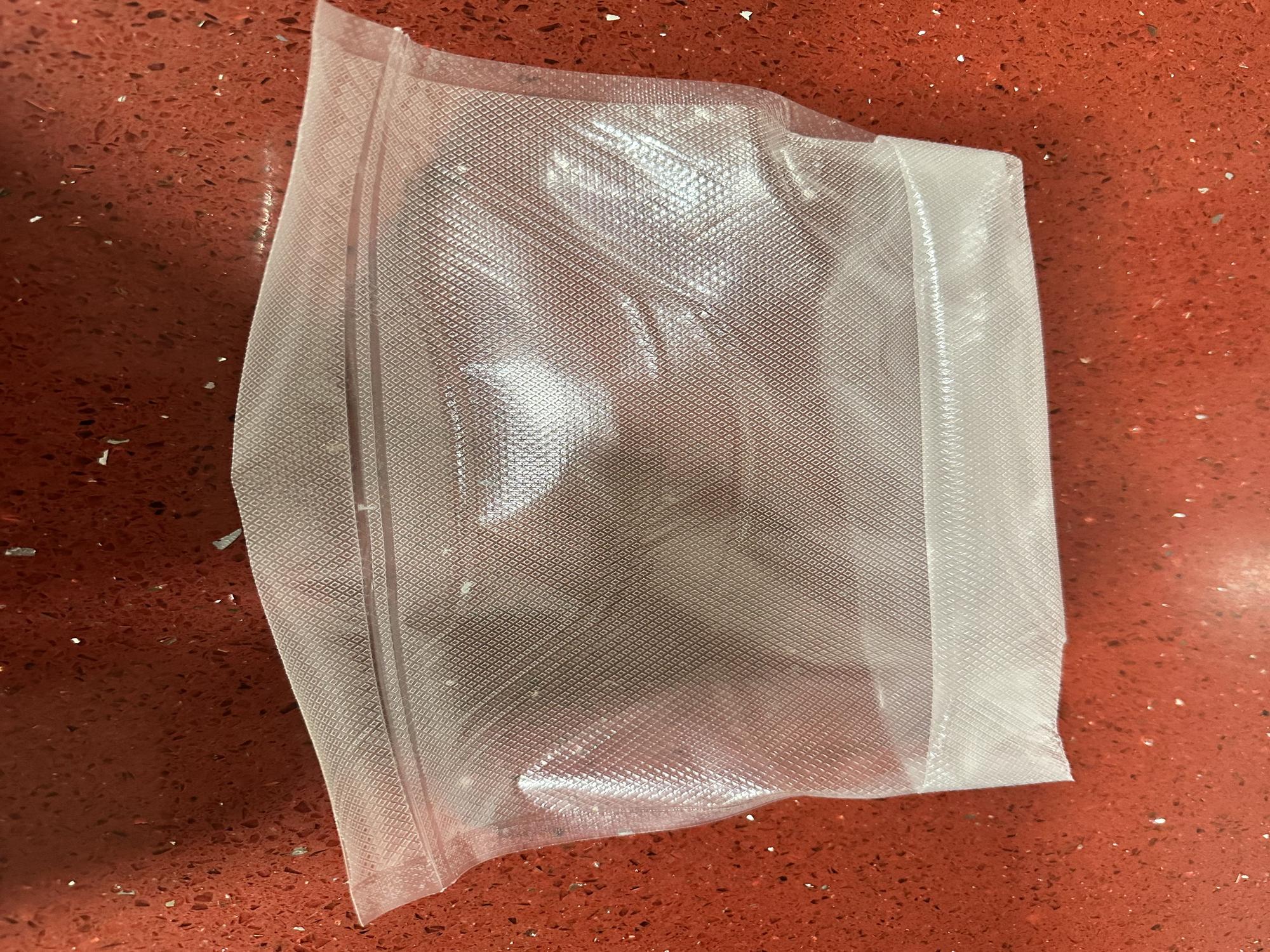 Doblar las esquinas para mantener el cierre limpio.