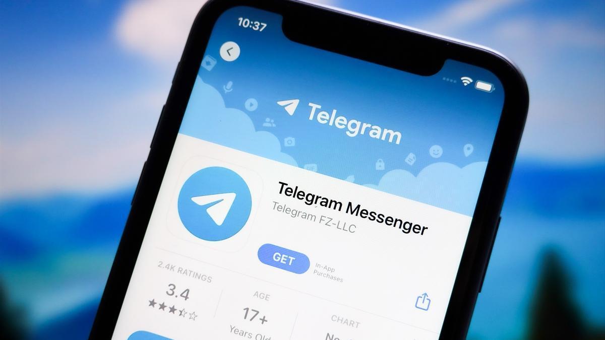 Un móvil con la aplicación de Telegram.