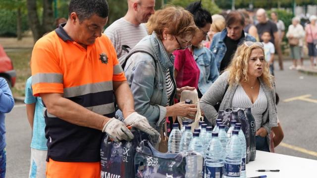 Reparto de agua durante estos días entre la ciudadanía / Ruben Plaza