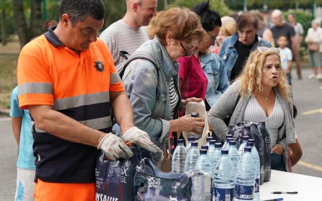 Reparto de agua durante estos días entre la ciudadanía / Ruben Plaza