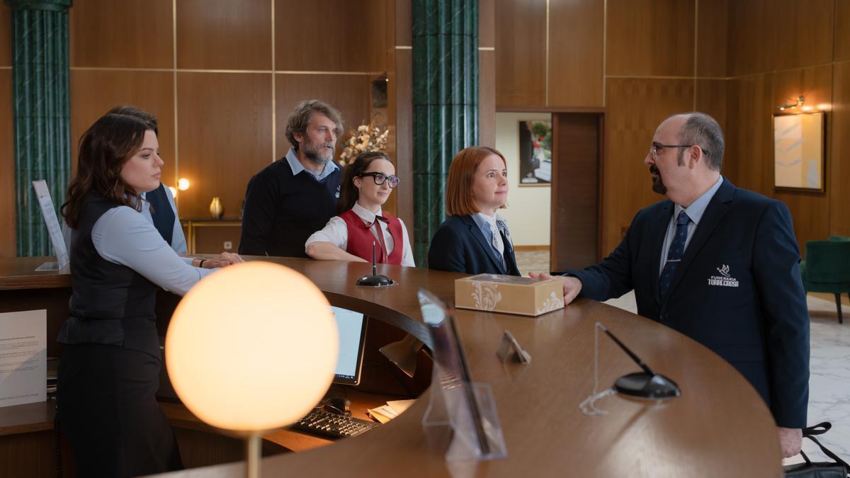 Carlos Areces (d) encabeza el reparto de una serie en la que también participan Adriana Torrebejano (i) o Salva Reina (2i).