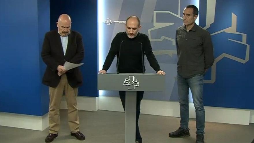 El texto, leído por Iñigo Iturrate (PNV), Gustavo Angulo (E-podemos-IU) y Julen Arzuaga (EH Bildu), recuerda que Zabalza "fue reconocido oficialmente a través de la Ley 12/2016 como víctima de motivación política'.