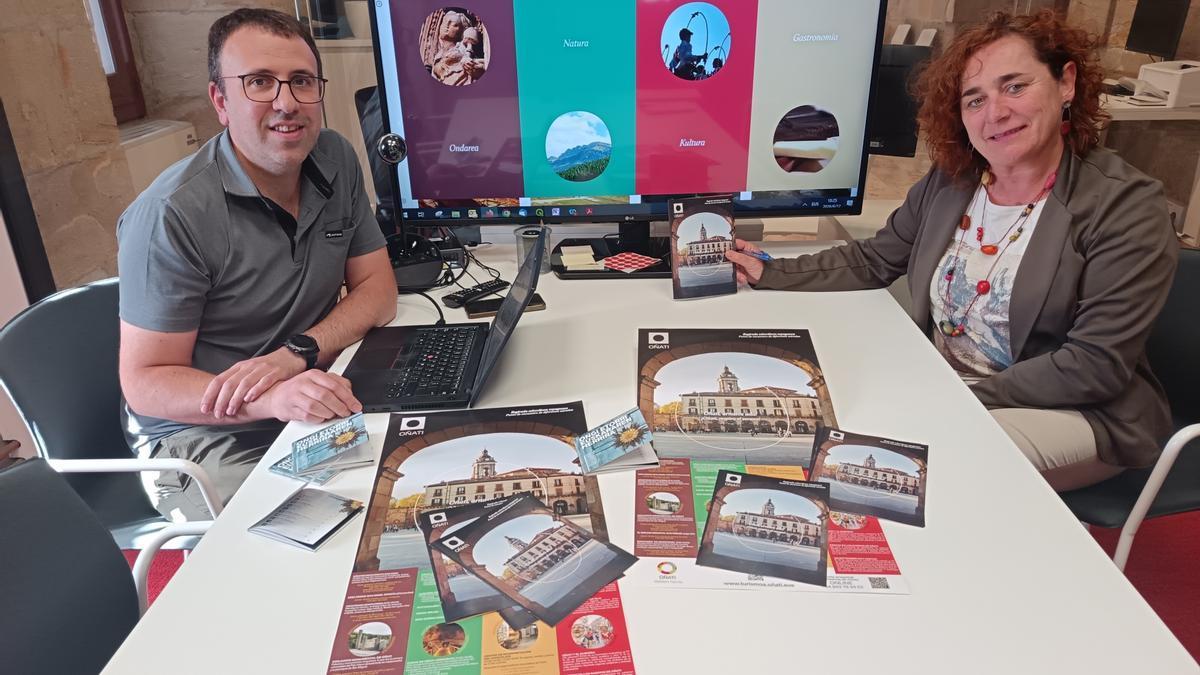 El edil Xabier Igartua y la técnica de Turismo Ikerne Altube en la presentación de la nueva marca, web y soportes turísticos.