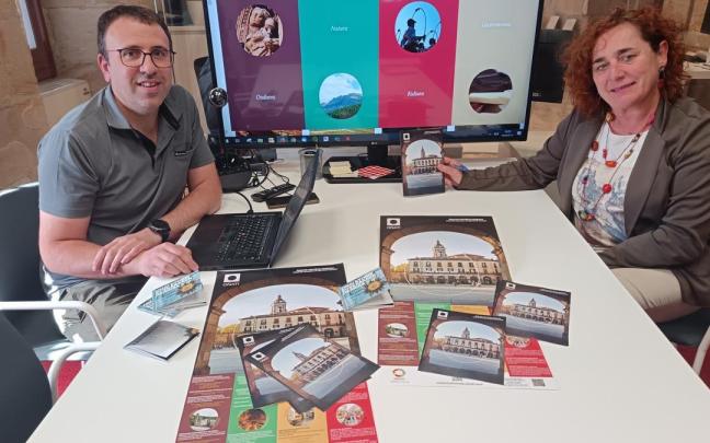 El edil Xabier Igartua y la técnica de Turismo Ikerne Altube en la presentación de la nueva marca, web y soportes turísticos.