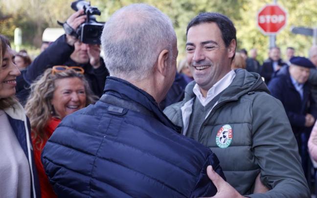 Imanol Pradales, junto a Iñigo Urkullu en Sukarrieta.