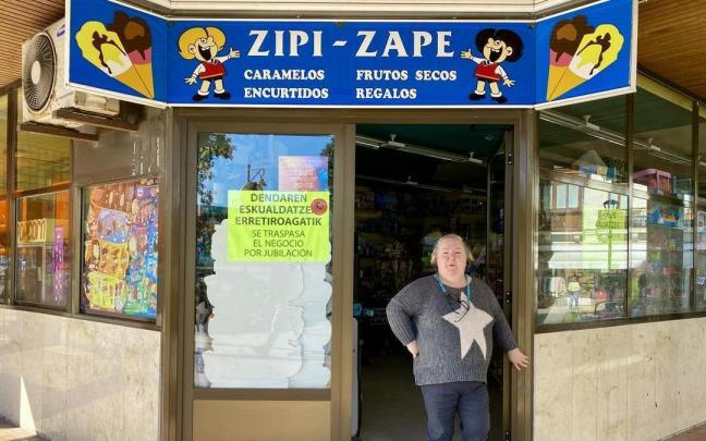 Maria Teresa Lorente, 'Tere', se jubila después de estar 35 años en la tienda Zipi-Zape de Zumaia.