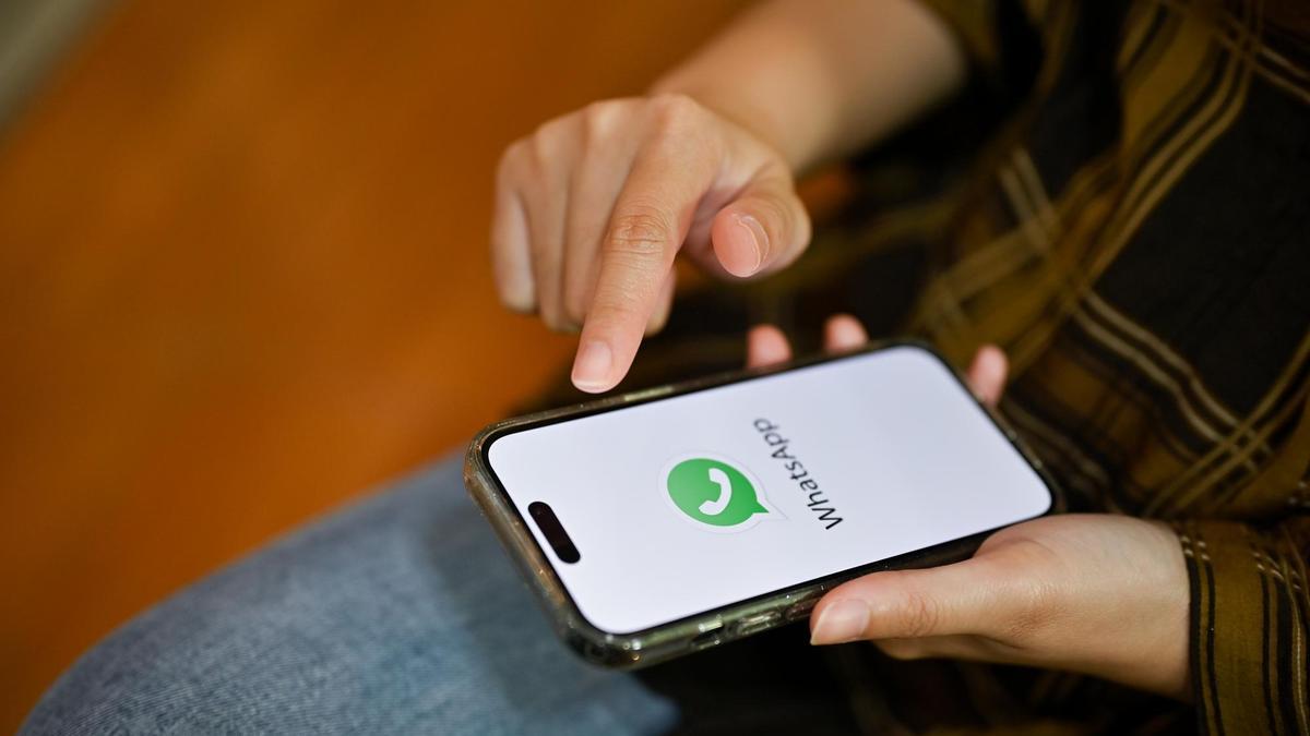 Un hombre se dispone a entrar en la aplicación de WhatsApp en su móvil.