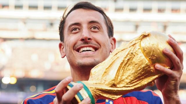 Mikel Oyarzabal se hizo la foto que realmente quería para celebrar la victoria: con la Copa del Mundo y su cuadrilla por entero.