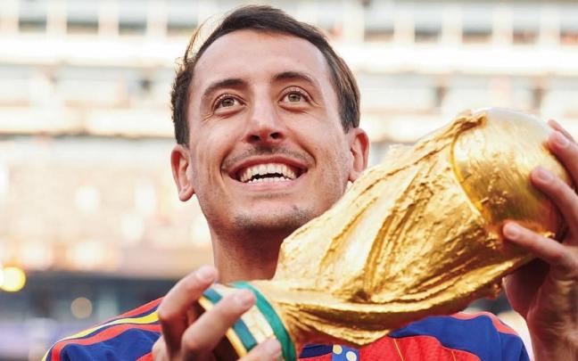 Mikel Oyarzabal se hizo la foto que realmente quería para celebrar la victoria: con la Copa del Mundo y su cuadrilla por entero.