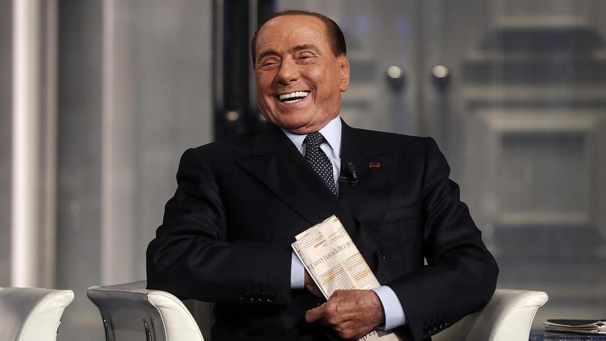 El ex primer ministro italiano Silvio Berlusconi durante una entrevista en la televisión italiana (archivo).