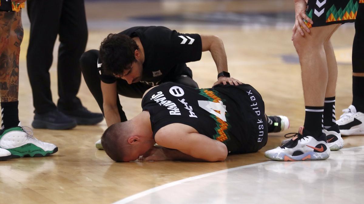 Nikola Radicevic es atendido en la cancha tras sufrir un golpe fortísimo en su rodilla izquierda que le obligó a abandonar el encuentro.