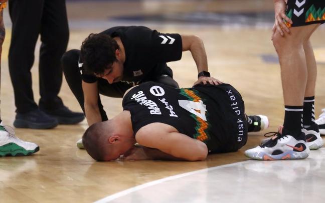 Nikola Radicevic es atendido en la cancha tras sufrir un golpe fortísimo en su rodilla izquierda que le obligó a abandonar el encuentro. Nikola Radicevic es atendido en la cancha tras sufrir un golpe fortísimo en su rodilla izquierda que le obligó a abandonar el encuentro.