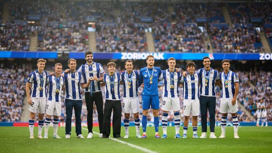 Homenaje previo al Real-Rayo. / LaLiga