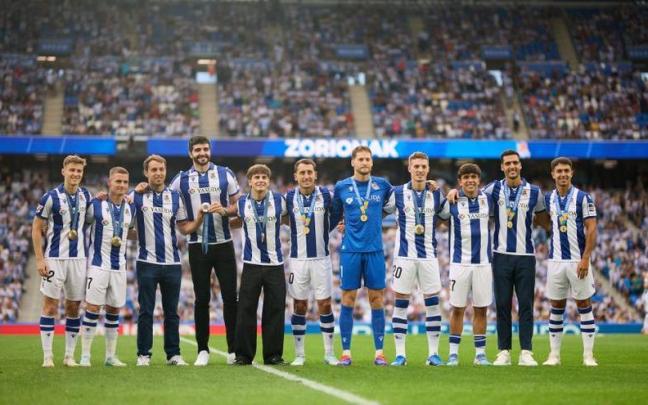 Homenaje previo al Real-Rayo. / LaLiga