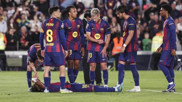 Lamine Yamal, tendido sobre el césped tras sufrir la lesión.