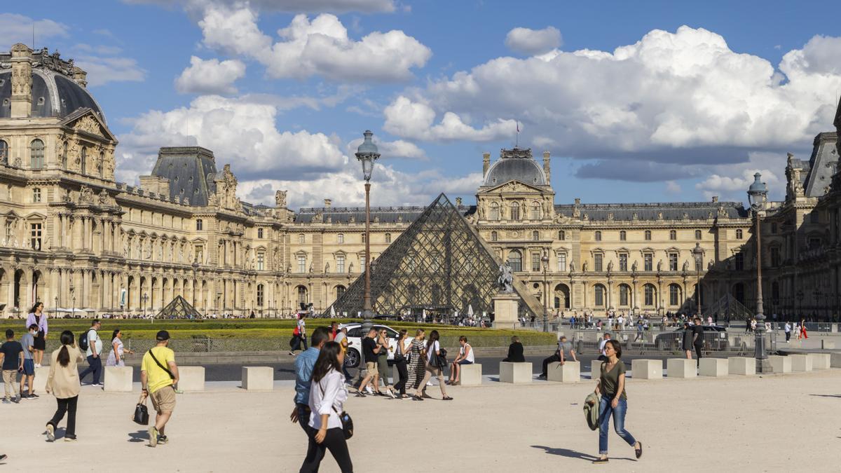 Los principales monumentos e hitos turísticos de Francia han sido evacuados en varias ocasiones tras elevarse la alerta terrorista a su máximo nivel en todo el país.