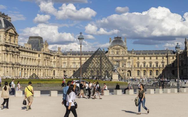 Los principales monumentos e hitos turísticos de Francia han sido evacuados en varias ocasiones tras elevarse la alerta terrorista a su máximo nivel en todo el país.