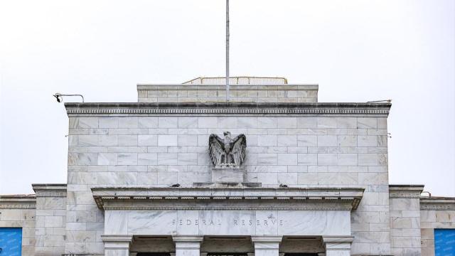 Parte superior del edificio de la Reserva Federal de Estados Unidos en Washington.