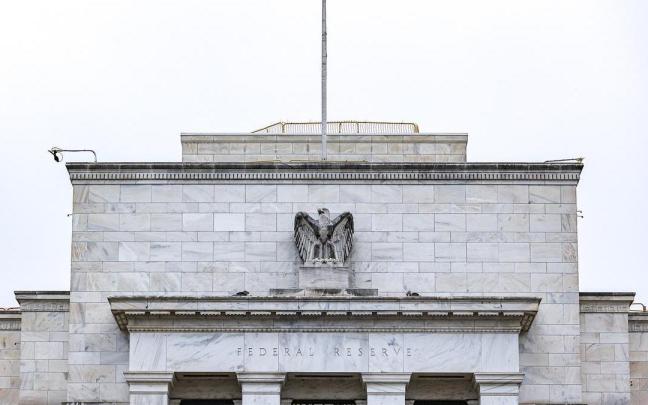 Parte superior del edificio de la Reserva Federal de Estados Unidos en Washington.