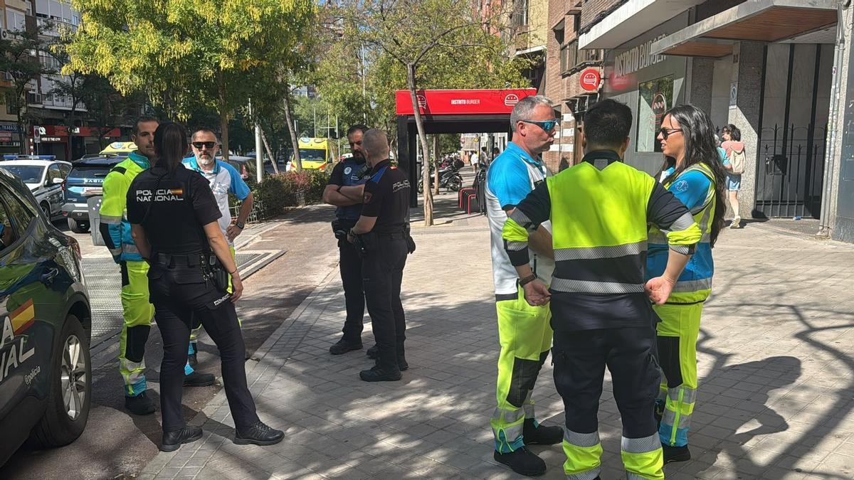 Agentes de policía y profesionales sanitarios desplazados a Arganzuela.