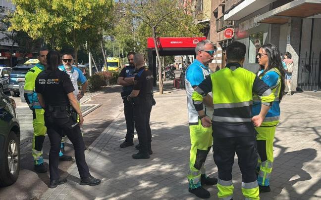 Agentes de policía y profesionales sanitarios desplazados a Arganzuela.