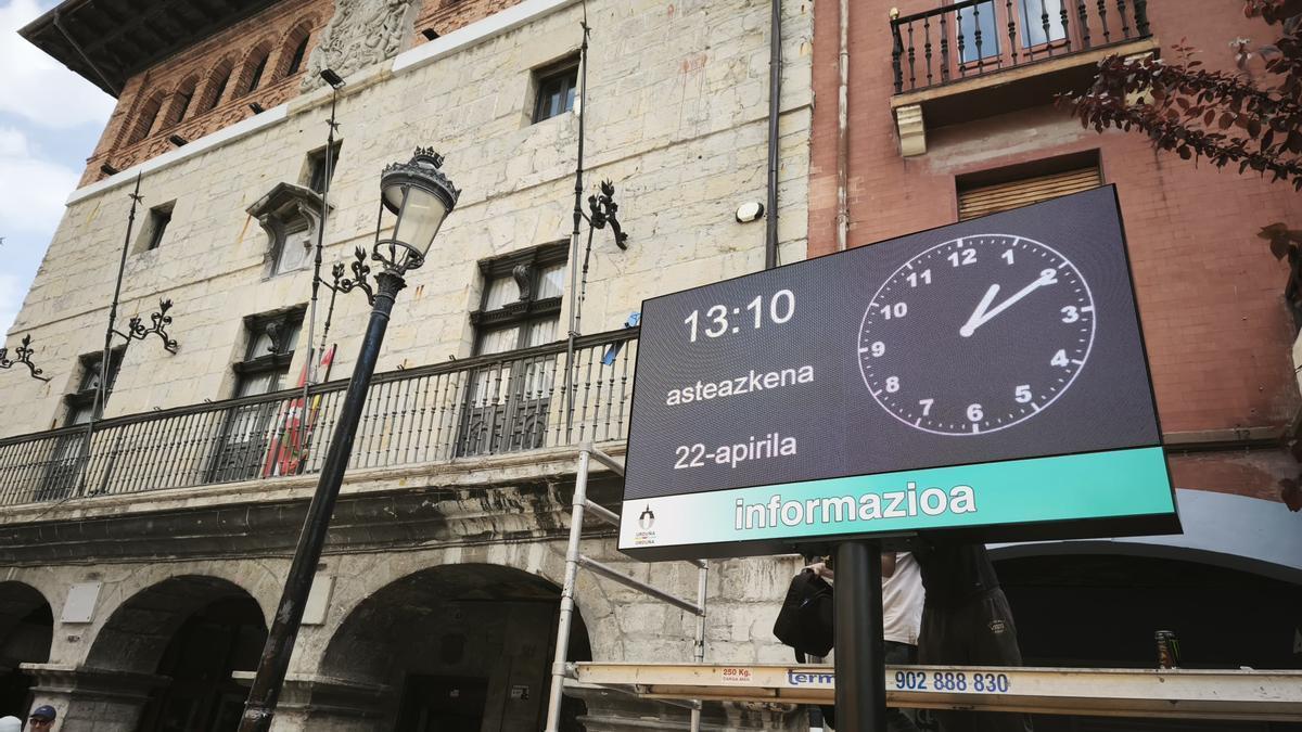 El panel digital informativo está en la Foru Plaza, muy cerca del Ayuntamiento