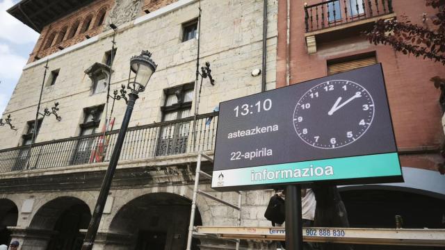 El panel digital informativo está en la Foru Plaza, muy cerca del Ayuntamiento