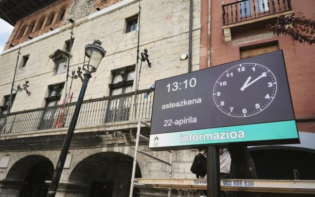 El panel digital informativo está en la Foru Plaza, muy cerca del Ayuntamiento