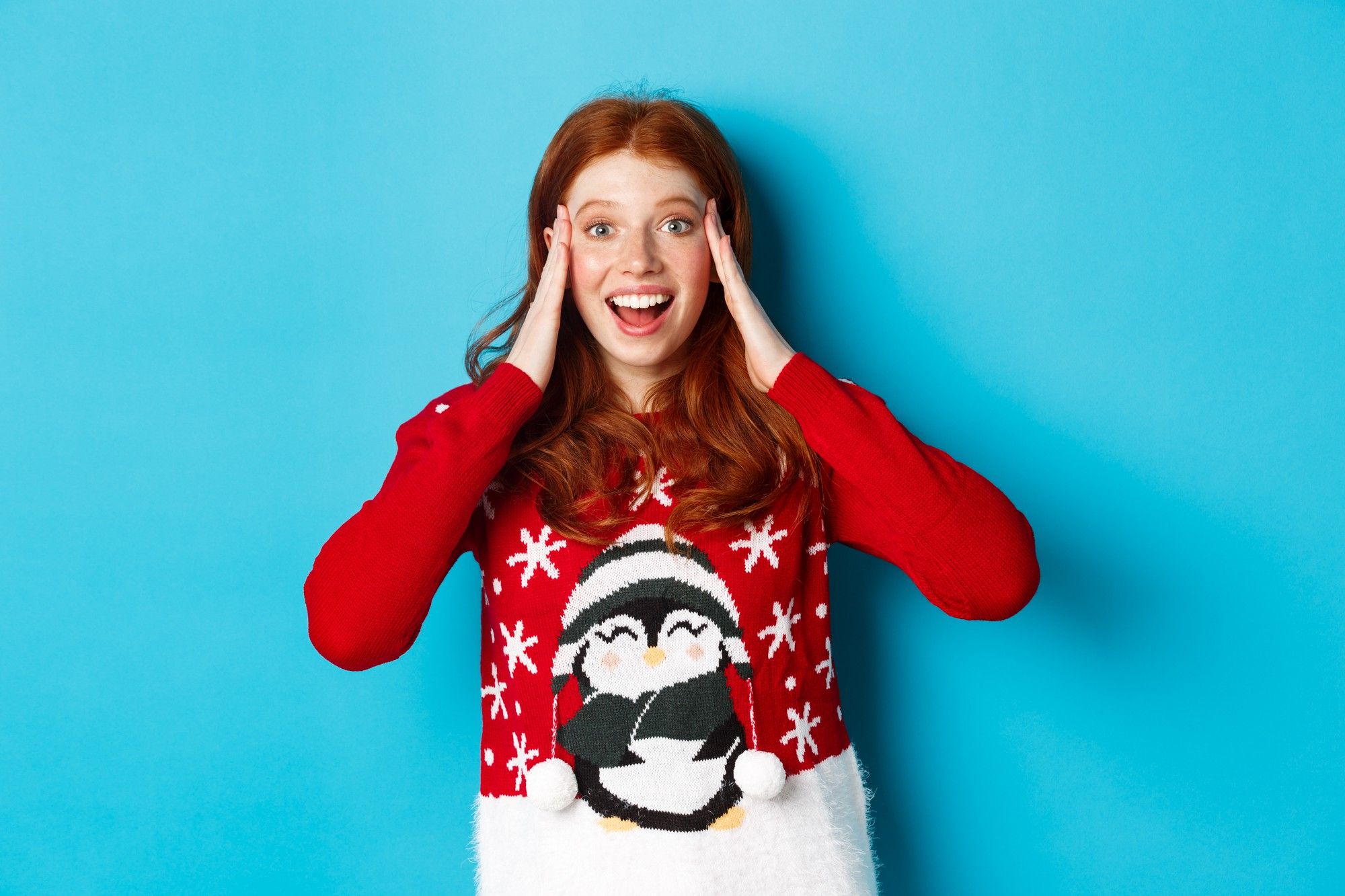 Una mujer luce un divertido jersey navideño.