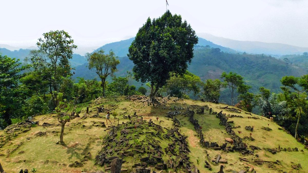 Imagen real del yacimiento arqueológico de Gunung Padang, en Indonesia.