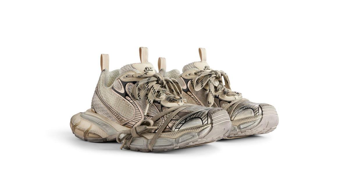 Zapatillas de Balenciaga con aspecto sucio, viejo y ennegrecido.