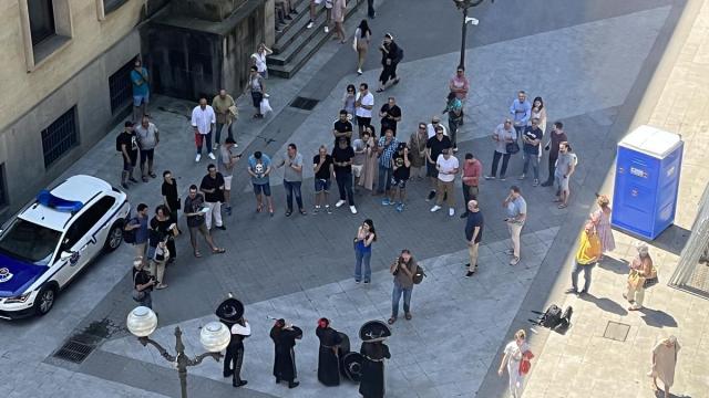 Cuatro mariachis junto a un grupo de ertzainas y curiosos frente a Sabin Etxea.