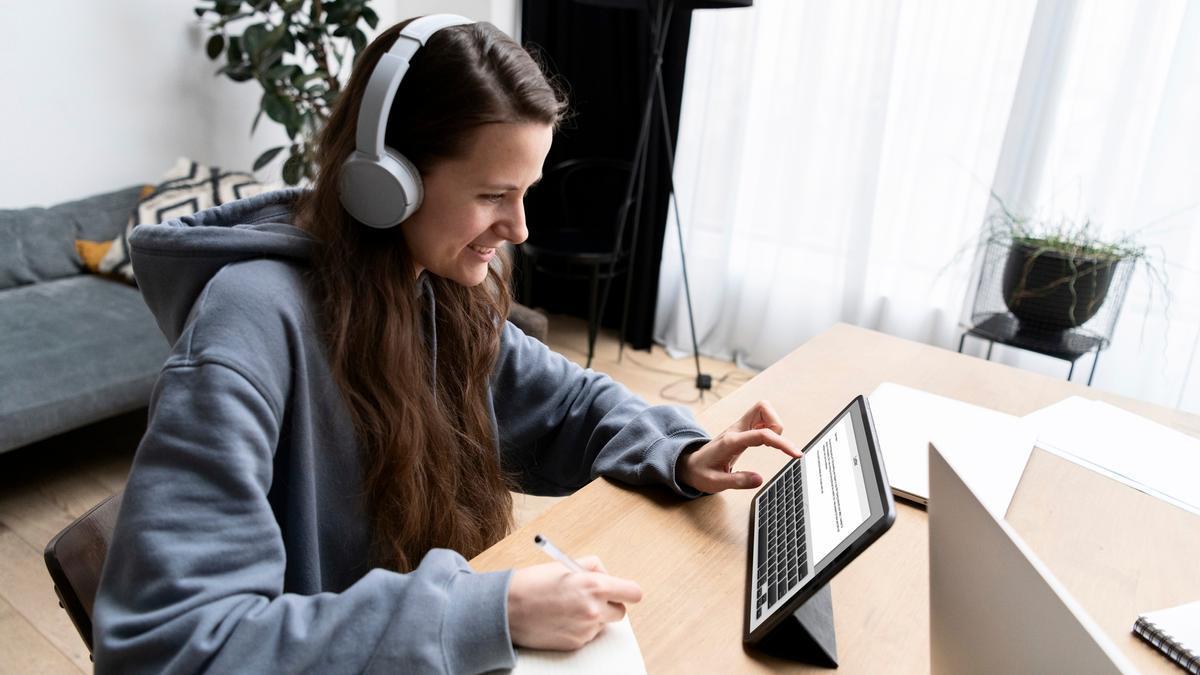 Mujer compone una canción con ayuda de la IA.